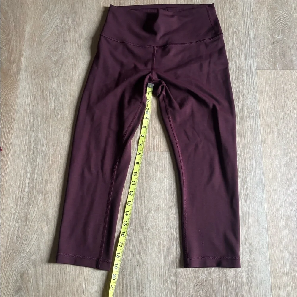 Women Capri lululemon Leggings - Picture 2 of 5